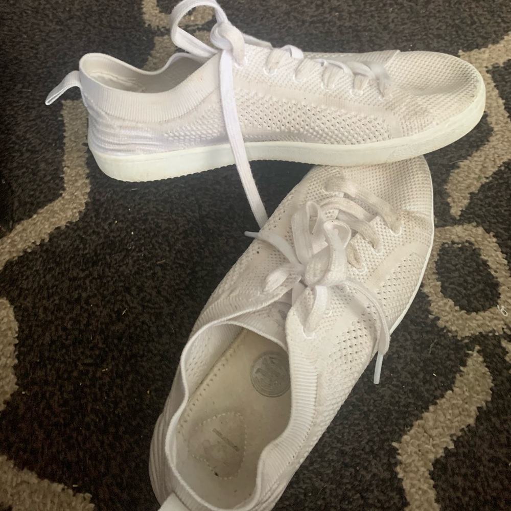 White tennis shoes